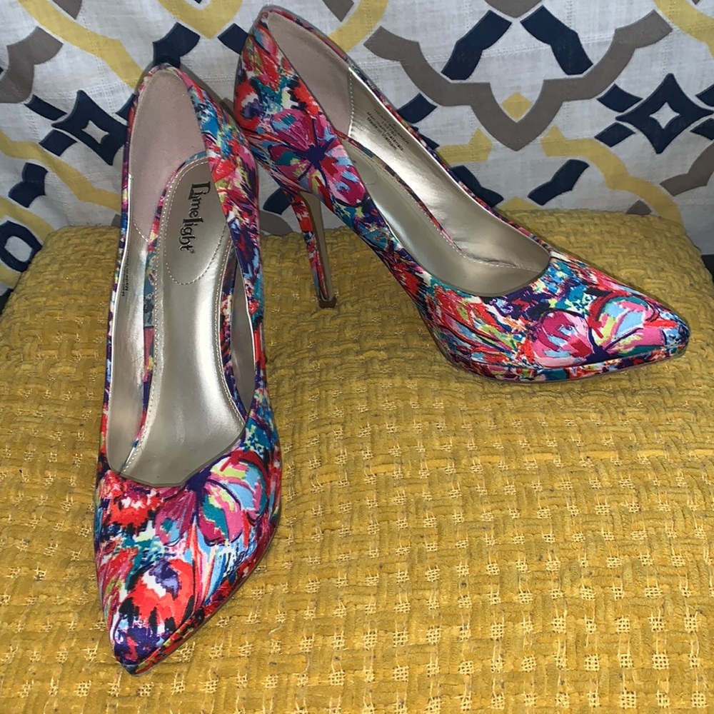 Multicolored pumps